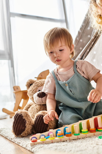 Il bambino gioca felicemente con un trenino giocattolo, esplora le meraviglie dell'infanzia e promuove la creatività con l'educazione Montessori. - Foto, immagini