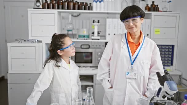 Két boldog tudós együtt mosolyog a laborban, élvezik a tudományos kutatást és a technológiát - Felvétel, videó
