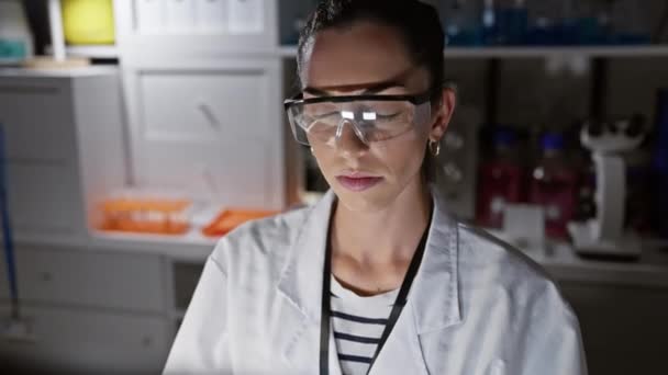 Nerveux, belle hispanique femme en manteau scientifique fronçant les sourcils en raison d'un problème de laboratoire - Séquence, vidéo