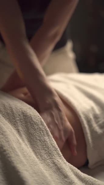 massage relaxant, drainage lymphatique, procédures esthétiques dans le salon de spa. Vidéo verticale - Séquence, vidéo