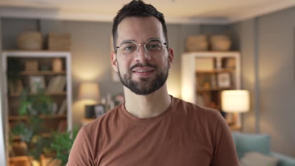 retrato de un hombre adulto con gafas de pie en casa sonrisa feliz - Metraje, vídeo