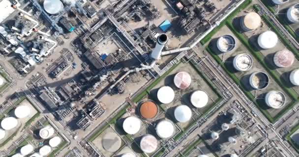 Vue aérienne du haut vers le bas sur l'installation pétrochimique de raffinerie. 404 000 barils de pétrole brut sont traités chaque jour. Les principaux produits fabriqués par la raffinerie sont le gazole diesel, l'essence, le kérosène, base - Séquence, vidéo