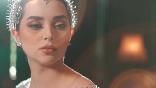 Elegante Frau mit Perlen-Accessoires, nachdenklich starrend, Vintage-Make-up, verschwommener Hintergrund am Morgen - Filmmaterial, Video