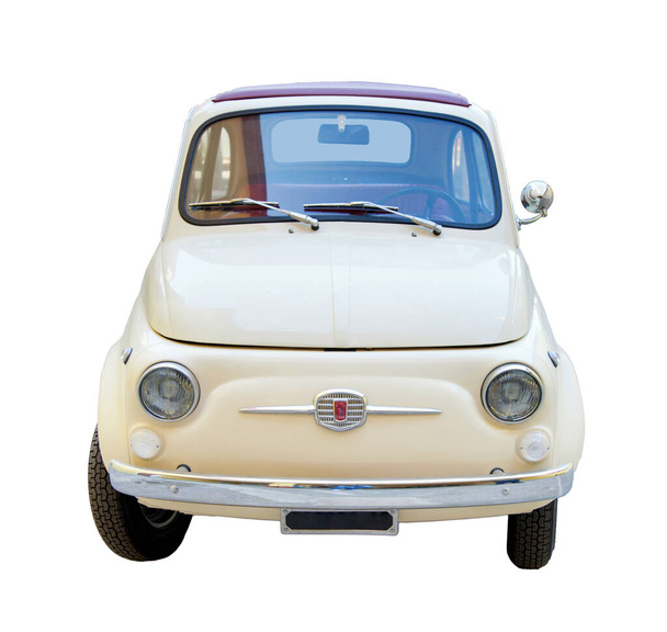 Φλωρεντία, Ιταλία - 12 Ιανουαρίου 2012: Κλασικό αυτοκίνητο Fiat 500 χρώματος Ceam. Εμπρός όψη με προσαρμόσιμα γυαλιά. - Φωτογραφία, εικόνα