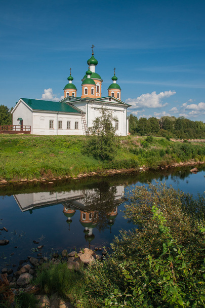 White church on the bank of the river - Foto, Bild