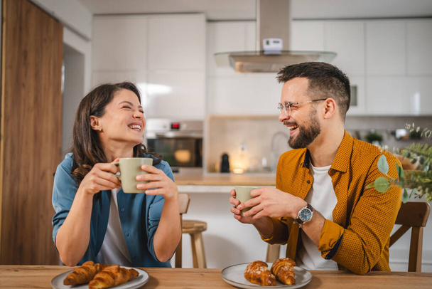 Casal adulto tomar café da manhã e xícara de café em casa rotina matinal - Foto, Imagem
