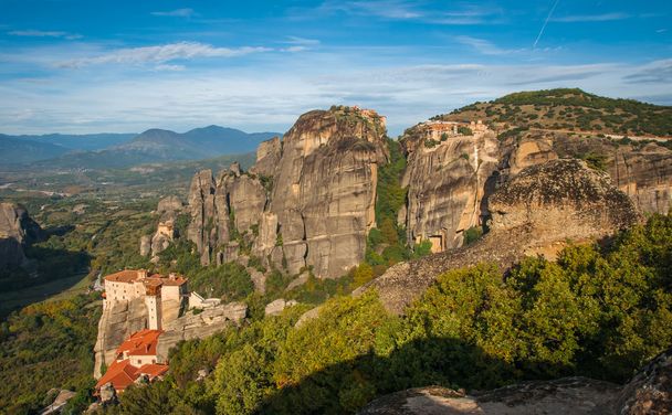 Uitzicht op de bergen en de kloosters van Meteora - Foto, afbeelding