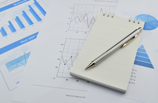 Στυλό και σημειωματάριο για οικονομική γράφημα και γράφημα - Φωτογραφία, εικόνα