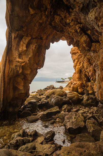Kalliomuodostelmia rannalla Loutra Edipsou
 - Valokuva, kuva