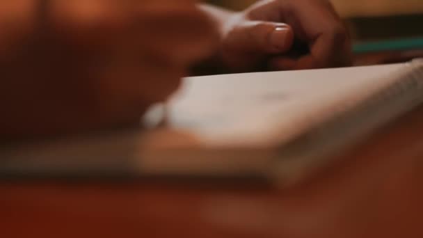 Imagen borrosa de una persona dibujando sobre papel, enfoque en la mano con lápiz, concepto artístico durante la mañana - Metraje, vídeo