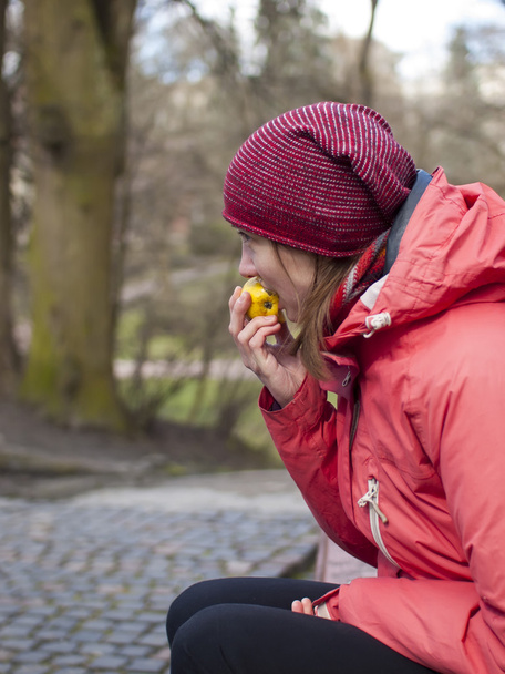 Una joven se come una manzana
. - Foto, Imagen