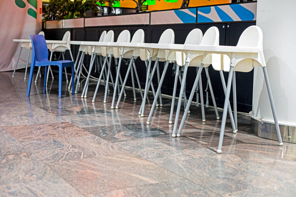 υπερυψωμένες καρέκλες για παιδιά στο catering σε καφετέριες σε σούπερ μάρκετ - Φωτογραφία, εικόνα