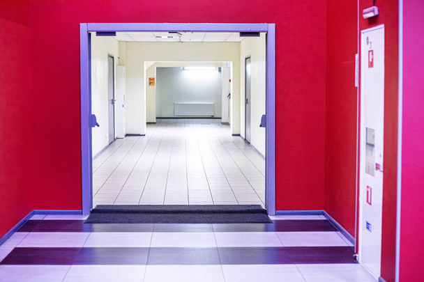 stílusos belső tér vörös falakkal és ajtókkal. Divat és stílus a belső térben - Fotó, kép