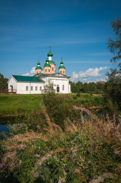 White church on the bank of the river - Фото, зображення