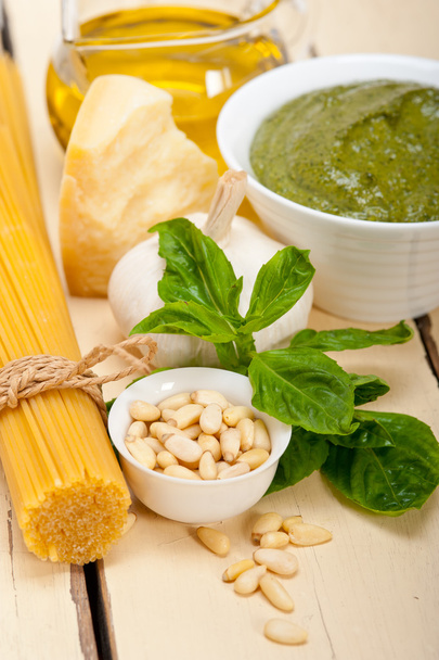 Pesto de manjericão tradicional italiano ingredientes de massas
 - Foto, Imagem