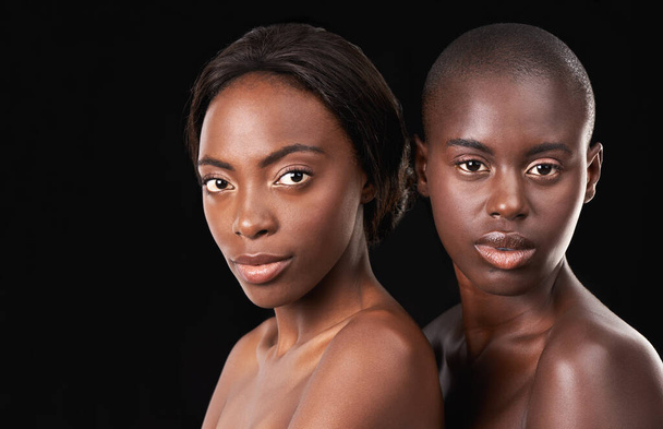 Studio, huidverzorging en schoonheid van vrienden, portret en zelfvertrouwen voor cosmetica op zwarte achtergrond. Wellness, vrouwen of Afrikanen voor dermatologie of gezichtsbehandeling, modelruimte en trots op de gloed. - Foto, afbeelding