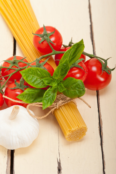 基本的なイタリアのパスタの食材 - 写真・画像
