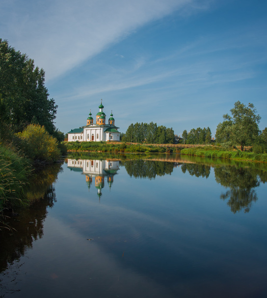White church on the bank of the river - Fotografie, Obrázek