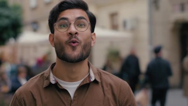 Zaskoczony szczęśliwy indyjski arabski etniczny mężczyzna student facet biznesmen krzycząc wow tak krzyczeć doping świętować zwycięstwo emocjonalnie reagując podnosząc ręce patrząc w górę poza miasto miejskiej ulicy - Materiał filmowy, wideo
