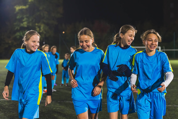 Maçtan önce spor sahasında futbol takımındaki genç kızlar. Yüksek kalite fotoğraf - Fotoğraf, Görsel