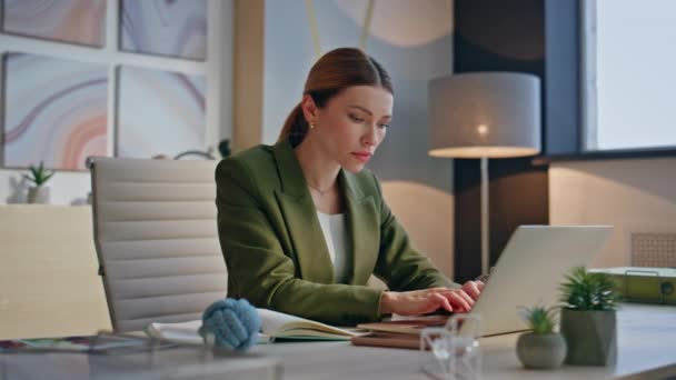Komoly nő dolgozik irodai gépelés laptop számítógép a reggeli közelkép. Elfoglalt menedzser úgy érzi, koncentrált részt vesz a projekt határidejét. Koncentrált nő sms-ezés e-maileket elemző jelentés egyedül a kabinet - Felvétel, videó