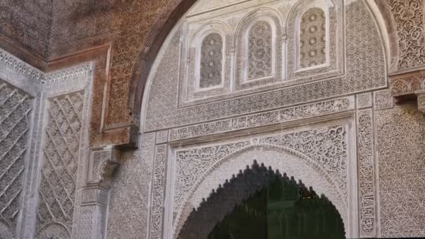 Belas esculturas nas antigas paredes da medina em Fes Marrocos com proporções perfeitas. A obra-prima arquitetônica é decorada com roteiro árabe e ornamentos florais pitorescos - Filmagem, Vídeo