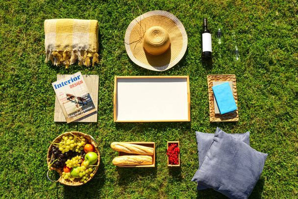Aseta romanttinen piknik maukasta ruokaa ja viiniä vihreä ruoho tausta - Valokuva, kuva