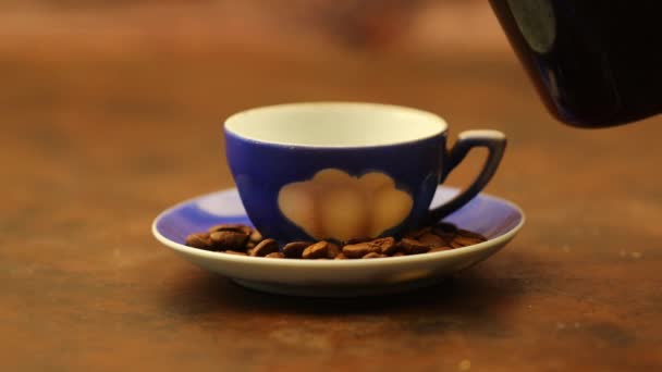 φλιτζάνι καφέ σε ξύλινο τραπέζι - Πλάνα, βίντεο