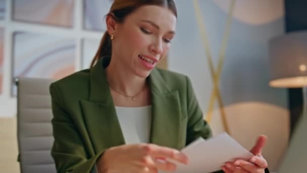 Žena konzultant mluví video setkání pomocí notebooku navrhuje obchodní služby detailní. Šťastný veselý manažer dívčí porady s klientem na zoom konferenční kanceláři. Moderní vzdálená komunikace - Záběry, video