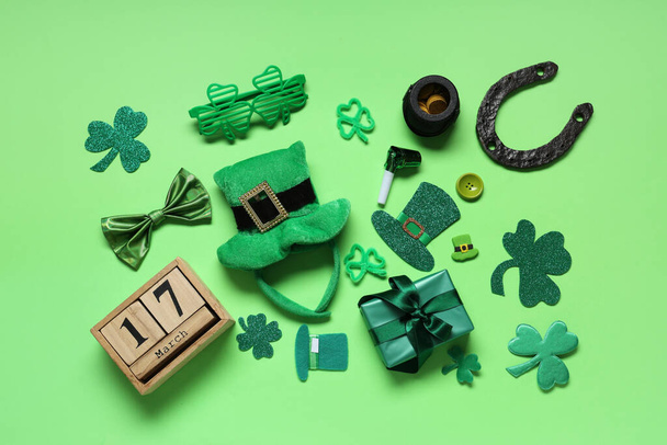 Chapeau Leprechaun avec calendrier, coffret cadeau et décor pour la Saint Patrick sur fond vert - Photo, image