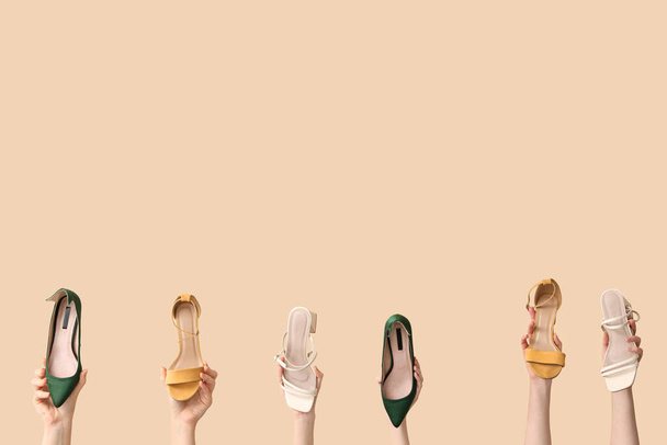 Kobiety w stylowych butach na wysokim obcasie na beżowym tle - Zdjęcie, obraz