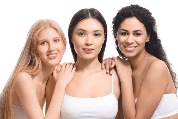 Jovens mulheres bonitas no fundo branco
 - Foto, Imagem