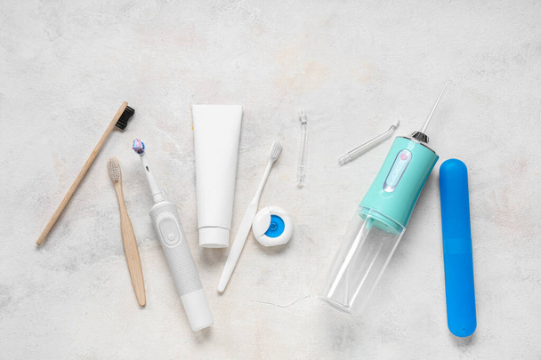 Conjunto para higiene dental com pasta de dentes, irrigador oral e escovas de dentes em fundo grunge - Foto, Imagem