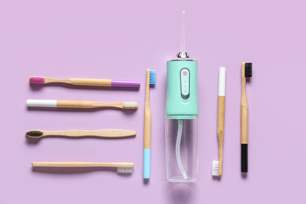Set pro ústní hygienu s orálním zavlažovačem na barevném pozadí - Fotografie, Obrázek