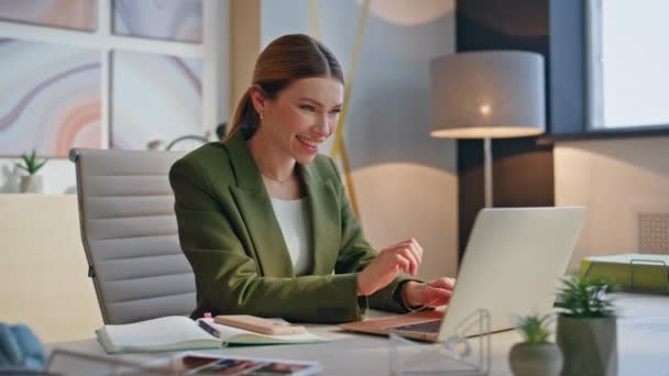 Glückliche Geschäftsfrau, die ihren Laptop schließt und die Arbeit im Büro beendet. Positive Firmenmitarbeiter genießen eine ruhige Atmosphäre, die sich an abgelegenen Arbeitsplätzen entspannt. Lächelnder Profi macht Pause  - Filmmaterial, Video