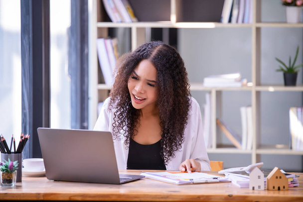 Geschäftsfrauen sind gestresst mit der Arbeit vor dem Laptop und Papierdokumenten im Büro. Geschäftskonzept. - Foto, Bild