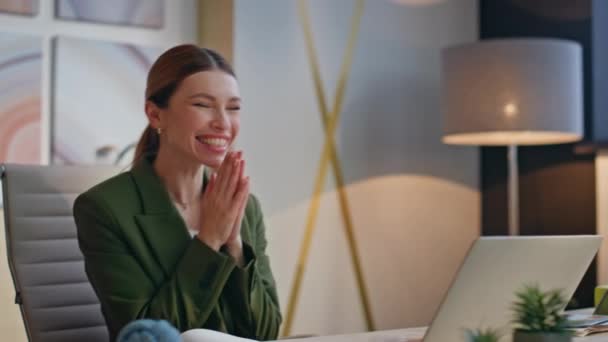 ハッピービジネスマンは,オフィスのクローズアップでビジネス成果を喜んでいます. ポジティブなリッチディレクターが手を挙げて"はい"と叫びました. 屋内ラップトップコンピュータ画面を見ながら感情的に反応するエキサイティングな勝者女性 - 映像、動画
