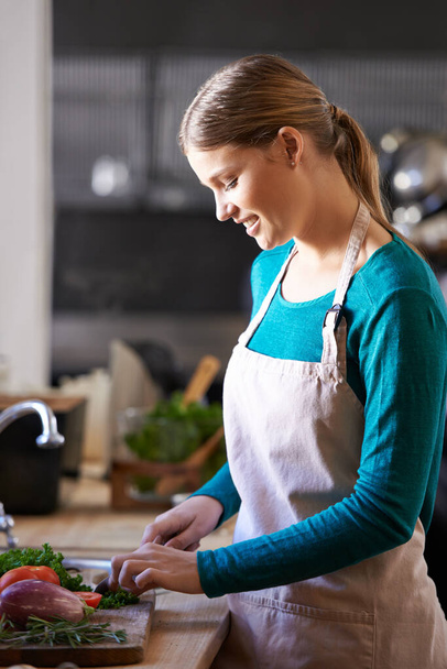 Jedzenie, gotowanie i kobieta ze składnikami w kuchni cięcia warzyw z nożem w domu. Żywność, artykuły spożywcze i kobieta z produktami ekologicznymi na obiad, kolację lub posiłek w mieszkaniu - Zdjęcie, obraz