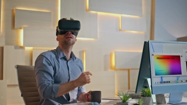 VR gözlükleri işçisi, yenilik bürosunda proje geliştiriyor. Gözlüklü iş adamı sanal gerçeklik kontrol arayüzü üzerinde çalışıyor. İşyerinde fütüristik teknoloji kullanan bir yönetici. - Video, Çekim