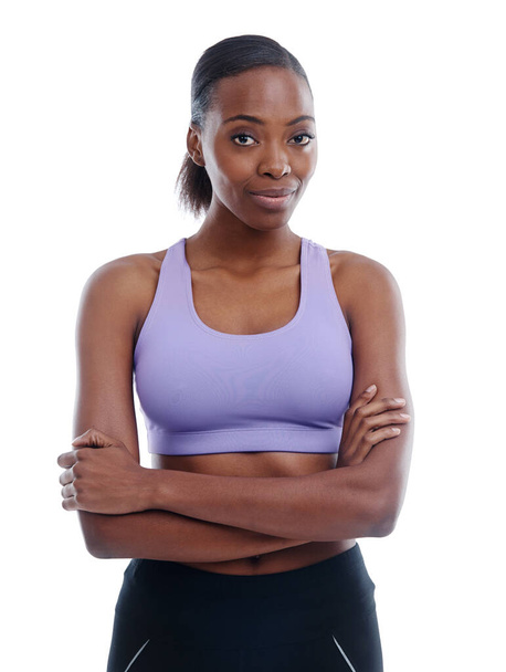 Portrait, fitness et confiant avec bras de femme noire croisés en studio isolé sur fond blanc. Exercice, santé et entraînement avec de jeunes modèles sportifs confiants pour un bien-être actif. - Photo, image