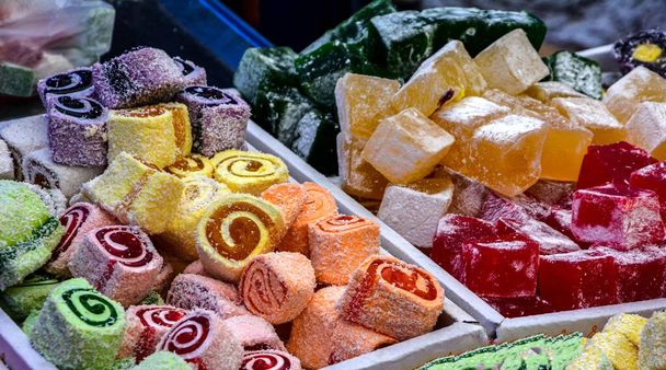 Traditionelle türkische Köstlichkeiten Lokum Candy.Sortiment türkischer Köstlichkeiten, Hintergrund, Makro. Süße Nahrungsmittel.Vollständiges Bild von süßen Lebensmitteln. - Foto, Bild