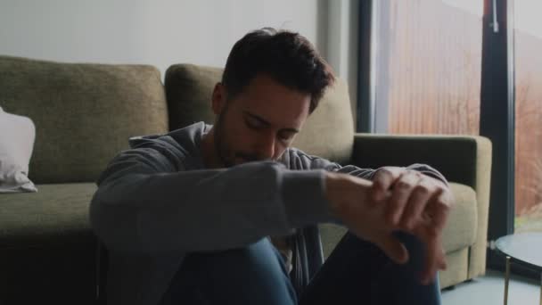 Huomaavainen ja ahdistunut mies tarkistaa matkapuhelimen  - Materiaali, video