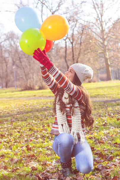 Jovem feliz com balões coloridos
 - Foto, Imagem