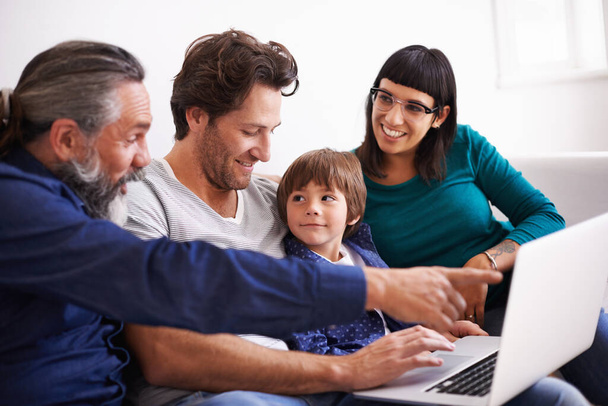 Сім'я, ноутбук і навчання або трансляція на дивані, посмішка і зв'язок у вітальні. Відеодзвінок, інтернет і розмова з дідом вказують, батьки і молодий хлопчик для спілкування онлайн вдома. - Фото, зображення