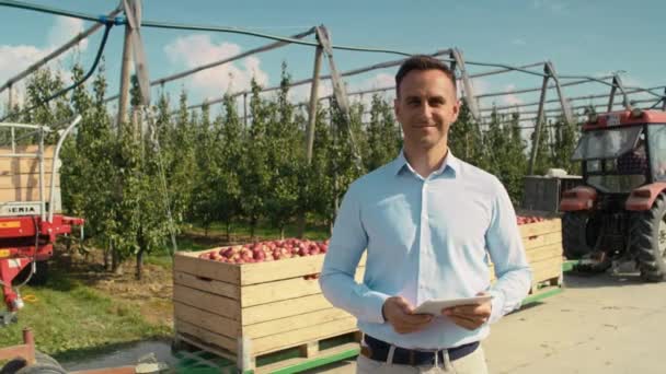 Elma bahçesinde satış temsilcisi portresi - Video, Çekim