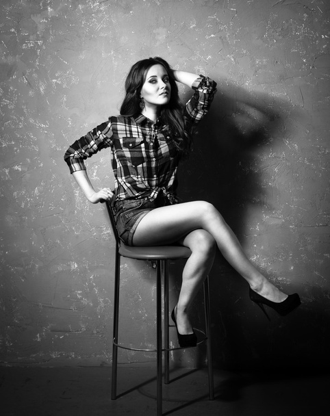 mulher sexy com pernas longas posando na cadeira de bar alta
 - Foto, Imagem
