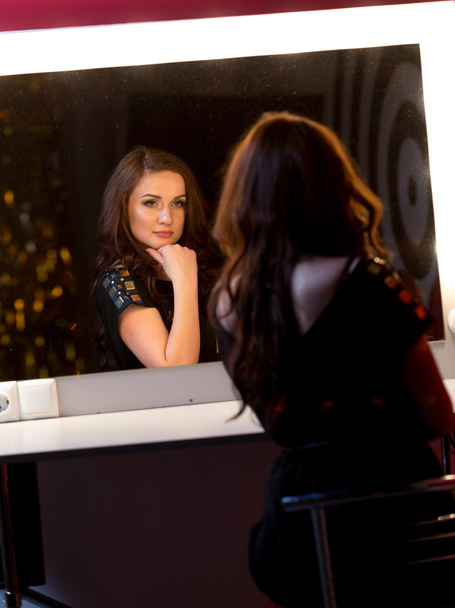 sexy bruneta žena pózuje v temné místnosti v zrcadle - Fotografie, Obrázek