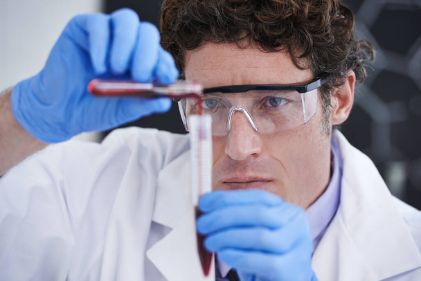 Biyoteknoloji mühendisliği, patoloji ve analiz için test tüpünde kan olan bilim, araştırma ve insan. Laboratuvar, araştırma ve bilim adamı aşı geliştirme için DNA örneğini kontrol ediyor.. - Fotoğraf, Görsel