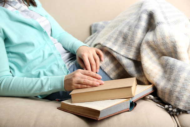 Woman reading book - Fotografie, Obrázek