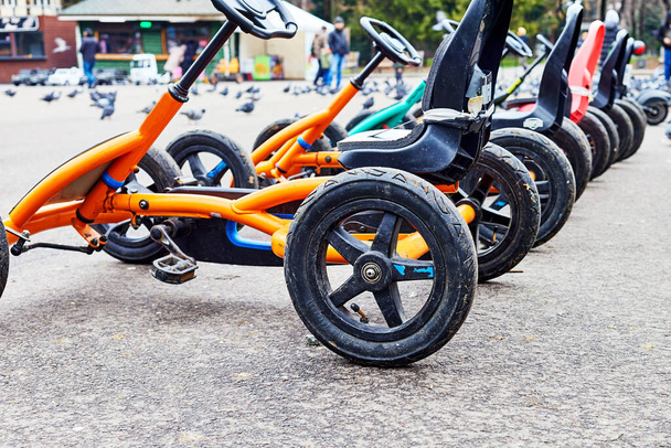 carros de bicicleta para crianças para alugar na praça da cidade - Foto, Imagem